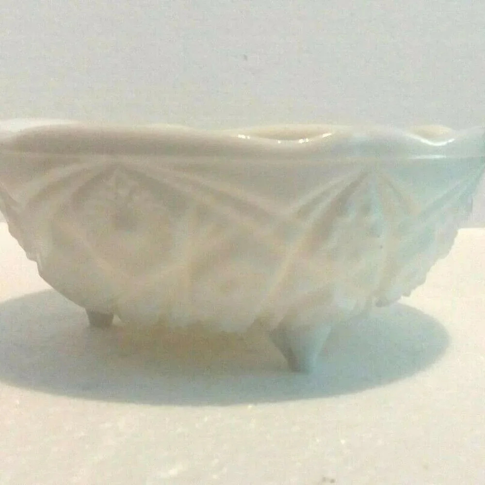 Vintage Early American Housewares McKee Footed Bow